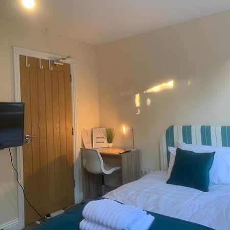 Cosy Room With Private Entrance & Ensuite Reading Exterior photo