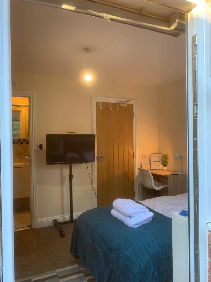 Cosy Room With Private Entrance & Ensuite Reading Exterior photo