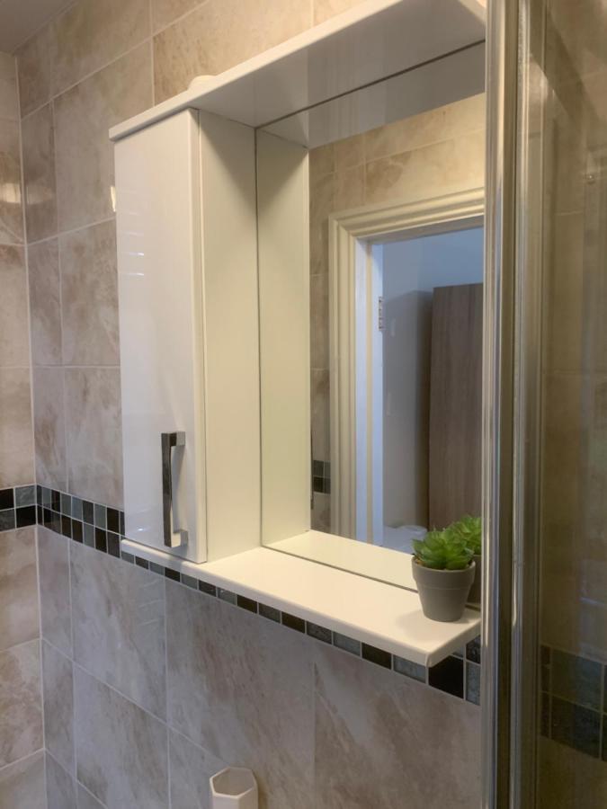 Cosy Room With Private Entrance & Ensuite Reading Exterior photo